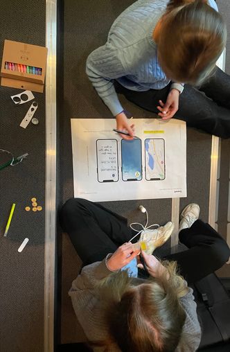 Lovise Foss Linnestad og Alexandra Jakobsen fra Norges realfagsgymnas ungdomsskole i gang sluttspurten med app-planlegging. Foto: Kjersti Flugstad Eriksen