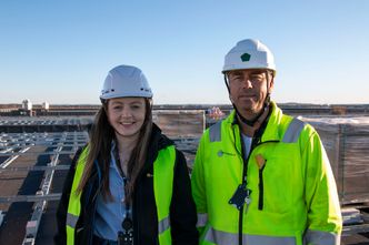 Solcellespesialistens prosjekterende prosjektleder Siri Øvrewall og prosjektleder for Coop Energi Lars Anders Røen. Foto: TUM Studio
