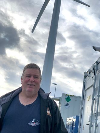 – Hadde jeg visst hvor mye jobb det var, ville jeg kanskje tenkt meg om litt ekstra før jeg satte i gang, sier Lars Hoem om sitt mikronett. Foto:  Bernhard Kvaal