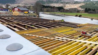 Et drøyt års arbeid har det tatt å bygge den nye brua i Nordfjordeid. Her fra leggingen av dekkefundamenteringen. Foto: Pål-Anders Rindal/Statens vegvesen