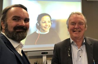 Divisjonsdirektør Bjørn Laksforsmo (til venstre) i Statens vegvesen signerte kontrakten sammen med adm. dir. Torkild Torkildsen i Torghatten Nord. På storskjerm prosjektleder Siri Rennestraum Raknes fra ferjeavdelingen i Statens vegvesen. Foto:  Statens vegvesen