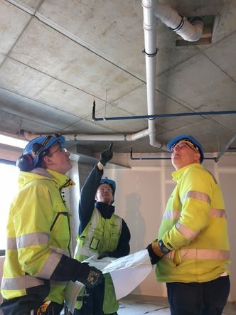 – Alle hovedføringer for spillvann og takvann i Powerhouse Telemark har rør fra Wavin, sier formann Geir Syversen (til høyre) til to av karene sine.