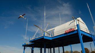 Take-off fra plattformen. Om de to batterielektriske motorene i Ziplines drone skulle svikte, vil en innebygget fallskjerm slå seg ut. Foto: Zipline
