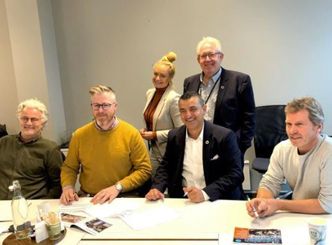 Signering av kontrakt. Foran fv.: Thomas Utheim, kalkulasjon Askim Entreprenør, Simen Berg Klemmetsen, daglig leder Askim Entreprenør, Jafar Altememy, adm. dir. i VKT og Jan Petter Hagen, prosjektleder Askim Entreprenør. Bak: Merete Kolstad Hadland juridisk rådgiver anskaffelser VKT og Ragnar Gullhaugen Utviklingssjef VKT. Foto:  Guro Størseth/VKT