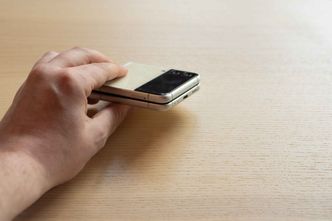 Sammenbrettet er Z Flip 3 en kompakt telefon som tar lite plass i lomma Foto: Oskar Hope-Paulsrud