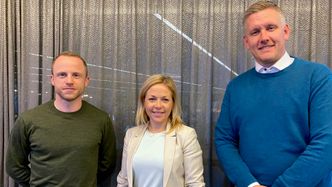 Leder for Mobil energi i BKK/Eviny; Camilla Moster, omkranset av Fleet and Sourcing Manager Per-Arne Eliassen(t.v.) i Ramirent og salgs- og markedsdirektør Amund Havig i Ramirent, etter å ha signert en avtale om ladesamarbeid. Foto: Ramirent