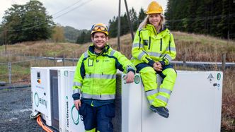 Mobilt batteri, filminnspeling– For oss er det helt naturlig å inngå et samarbeid med et selskap som Ramirent som er så tungt inne som underleverandør, sier Camilla Moster som er leder for Mobil energi i BKK/Eviny. Her sammen med og driftsansvarlig Kjetil Solheim. Foto: BKK/Eviny Foto: Odd Mehus as