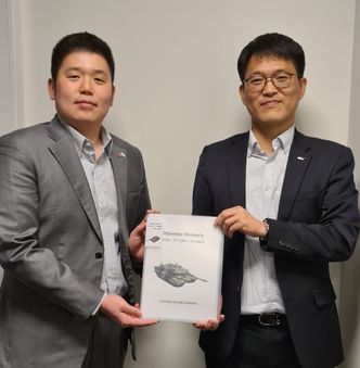 Joon Lee (t.v.) og Han-Soo Lee besøkte fredag Oslo for å overlevere sitt stridsvogntilbud til Forsvarsmateriell. Foto: Hyundai Rotem