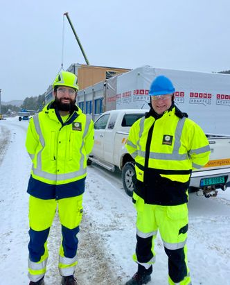 Til vestre er anleggsleder for tunnelarbeid Adrian Morsund samen med prosjektsjef Adler Enoksen.