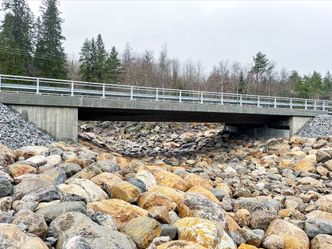 Denne brua er den eneste av installasjonene på prosjektet, en 20 meter plassstøpt spennarmert betongbru. Foto: Statens vegvesen