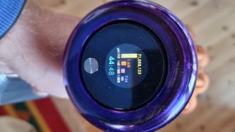 Ingen suger så kraftig som Dyson, som også er utstyrt med en grønn laser som gjøre at støvet vises. På displayet kan du se partikkelstørrelsene i støvet Foto: Odd Richard Valmot