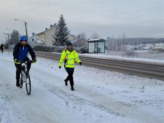Birgitte Rodum, prosjektleder i Viken fylkeskommune, og Alf Helge Hartveit Skistad, Syklistenes landsforening, tester den nye gang- og sykkelveien mellom Tømteveien og Johans Svendsens vei. Nå kan vintersyklistene ferdes på sammenhengende gang- og sykkelvei helt fra Strømmen stasjon til Gjelleråsen. Foto: Gry N. Løvhaugen, Viken fylkeskommune