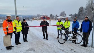 Fylkesråd for samferdsel, Olav Skinnes, og ordfører i Modum kommune, Sunni Grøndahl Aamodt åpnet den nye gang- og sykkelveien langs fylkesvei 2832 Eikerveien. I bakgrunnen, elever fra Stalsberg skole Foto: Bente Espeseth, Viken fylkeskommune
