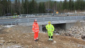 Vegvesenets Simen Jevnaker (tv.) og Frank Mellemstuen fra Gjermundshaug Anlegg foran nye Tingstadbekken bru. Foto:  Bjørn Olav Amundsen