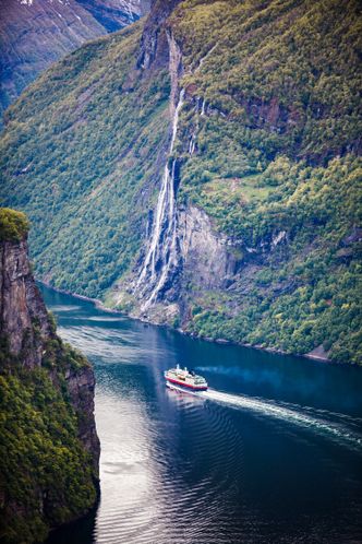 Sunnylvsfjorden ved Geiranger, et cruiseskip passerer fossefallet «De syv søstre». Foto: Colourbox