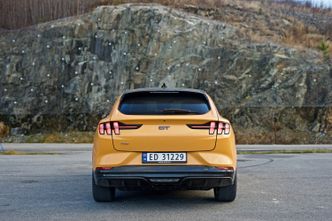 Hesten er byttet ut med GT-logo på baken av Ford Mustang Mach-e GT. Foto: &nbsp;Mathias Klingenberg