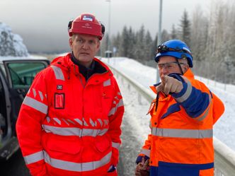 God planlegging før byggestart, og effektiv gjennomføring av anleggsarbeidet, gjør at delprosjektleder Pål-Steinar Karlsen (tv.) i Statens vegvesen og prosjektsjef Ole Gudbrand Johnsen i Skanska åpner E16 i Jevnaker 20 desember. Det er et halvt år før tiden. Foto: Per Kollstad/Statens vegvesen