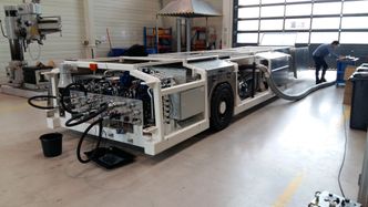 TRANSFER SYSTEM: – For Transfer systemet har vi produsert de hydrauliske aggregatene hos Bosch Rexroth i Tsjekkia, og vi har veldig god kontakt med fabrikken der, forteller Ivar Andersen i Syncrolift. Foto: TUM Studio