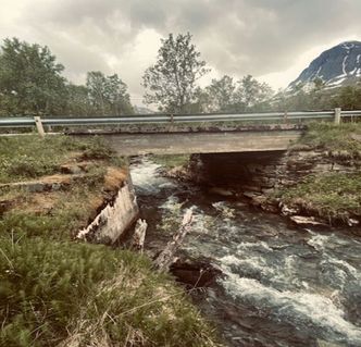 Bentsjorda bru har sett bedre dager. Nå skal det bygges ny. Foto:  Troms og Finnmark fylkeskommune