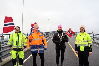 Hovudbyggeleiar Torbjørn Vatnehol i Møre og Romsdal fylkeskommune, prosjektsjef Are Eliassen i Skanska, fylkesordførar Tove Lise Torve og prosjektleiar Marianne Nærø i Møre og Romsdal fylkeskommune. Foto:  Møre og Romsdal fylkeskommune