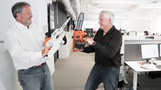 TUs sjefredaktør Jan M. Moberg skulle gjerne sett at Norge bygde ut mer vindkraft på land. Her i motorsagduell med journalist Odd Richard Valmot. Foto:  TU