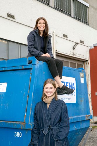 Synne Sauar (nederst) og Ida Marie Pedersen endret hele sin masteroppgave i entreprenørskap og innovasjon da Pedersens praksisperiode hos Ragn-Sells ga dem et konkret problem som angår hele gjenvinningsbransjen. I år har de levert masteroppgaven, fått én million kroner i støtte fra Forskningsrådet, opprettet selskapet Li-Tech og fått Stena Recycling som pilotkunde. Foto: Mona Strande