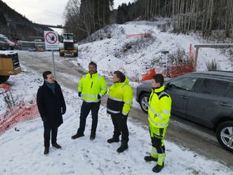 Fornøyde grønn mur-byggere på befaring i langt fra sommer-grønne forhold. Fra venstre: Sondre Lyngholm (Acciona), Tor Arne Olsen (BD Geosyntia), Thor Erik Johansen (BD Geosyntia) og Steinar Marius Bjerkli (Br. Bjerkli AS). Foto: Thor Erik Johansen/BD Geosyntia