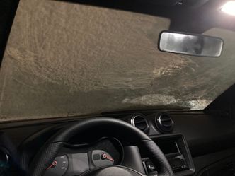 Bilføreren i Moss blir anmeldt og fratatt førerkortet etter å ha kjørt omtrent uten sikt gjennom frontruta. Foto:  Politiet