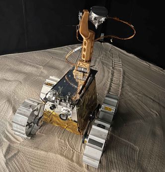 Månebilen Rashid under test i lab. «Nålene» som ses foran på bilen, er del av det norske instrumentet. Illustrasjon:  Mohammed Bin Rashid Space Centre