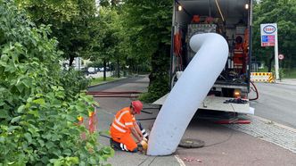 Metoden som Olimb bruker utføres ved at en polyestermettet foring (strømpe) blir vrengt inn i det eksisterende avløpsrøret ved hjelp av lufttrykk. Foto:  Olimb Rørfornying