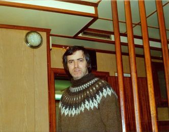 Per Sævik på fiske, ikledd islender. Fiskeri var starten på forretningsvirksomheten. I 1981 gikk han bort fra fiskeri og over til offshore supply. Foto: Privat