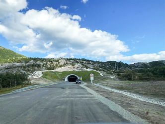 Tunnelen gjennom Liatinden er ca. 2 km lang, men tunnelen mellom Liamyra og Olvikvatnet er om lag 440 meter. Foto:  Nordland fylkeskommune