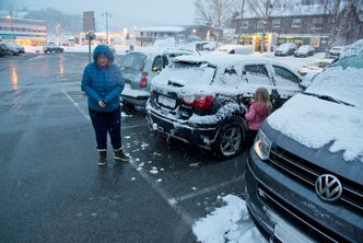- Dette er veldig bra, vi skulle gjerne hatt det helt hjem, ler kunde Bente Grønstøl som var på handletur med datteren Isabella (6). Foto:  Erik Jenssen
