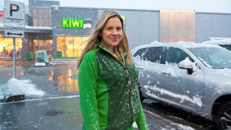 Fungerende butikksjef for Kiwi på Finnsnes, Carita Jennie Bech trives svært godt som leietaker i et senter med en åpenbar konkurransefordel når det snør som verst. Foto:  Erik Jenssen