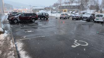 Varmen i plassen byr på god HMS for brukerne, både med hensyn til fremkommelighet og faren for blanding av myke trafikanter og brøytemaskiner. Foto:   Erik Jenssen