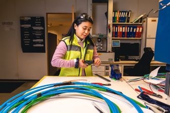 STOR ARBEIDSPLASS: Akmar er en av Nexans 270 ansatte på Rognan. Fabrikken er å regne som en hjørnesteinsbedrift i bygda, og har stor betydelse for lokalsamfunnet. Foto: Trond Tomassen