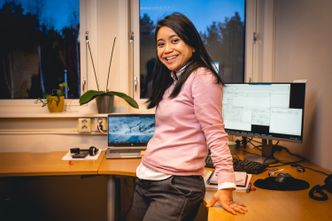 INGENIØR: Akmar Winther kom til Nexans i fjor. Hun har utdannelse innen pipeline engeneering, og jobber nå som produktingeniør på Rognan. Foto: Trond Tomassen