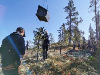 De tre fjelltopphyttene må ha lavest mulig vekt før de løftes opp på fjellplatået bak gården.