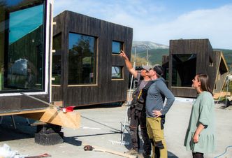 Hyttene ble bygd hjemme på gården før de ble løftet opp på fjellet bak gården. Foto:  Randi Nørstebø