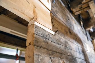 I andre etasje var laftekassene ødelagt av ombygginger. Flere døråpninger og en korridor tvers gjennom bygget har svekket bygningens stivhet. Alt dette tilbakeføres. Foto:  Mona Strande