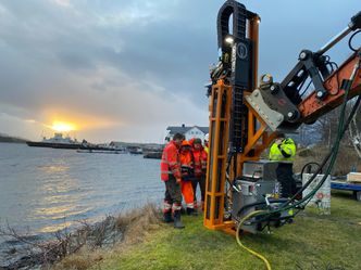 Boretårnet er det samme som sitter på vanlige kjerneboringsrigger, men tilpasset innfesting på stikka til en gravemaskin. Foto:  Norsk Bergsikring
