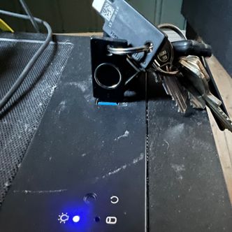 Kobles til PC med USB-A eller C. Bio har ikke NFC som lillebror 5. Dermed er det flere tjenester som ikke fungerer med mobilen.
