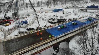 Nye Skjøiten bru er 90 meter lang og ligger snaue 50 meter nedstrøms fra dagens bru fra 1937. Foto:  Kjell Wold, Statens vegvesen