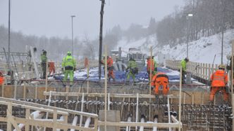Mellom 50 og 60 mann fra Hæhre jobbet med brustøpen på skift. Foto:  Kjell Wold, Statens vegvesen