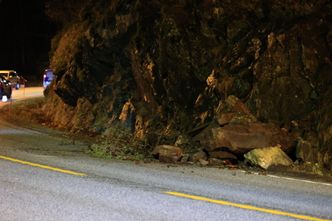 Det har gått et ras på E39 ved Trysfjorden som blokkerer en veibane. Foto:  Tor Erik Schrøder/NTB