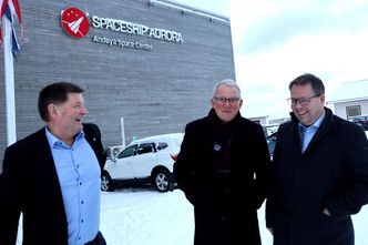 Ordfører Knut Nordmo (t.v.), tidligere ordfører Jonni Solsvik og kommunalminister Bjørn Arild Gram.