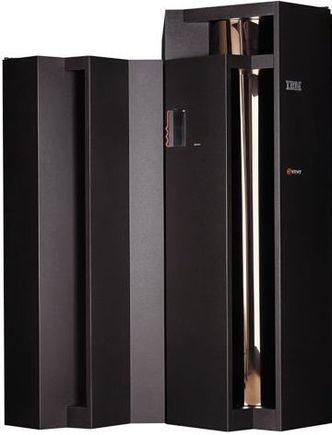 IBM zSeries 900 med doble skap. Foto:  IBM
