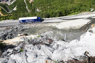 Høyt oppe i Ljotelifjellet ligger den nye tunneøen. Dette bildet er tatt over det ene tunnelpåslaget. Foto:  Vestland fylkeskommune