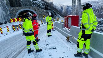 Fv. Geir Magne Tyssebotn, byggeleder Vestland, Runar Stadheim i Vegvesenet, Jens Bremer Remø, seniorrådgiver i Vestland og Jørn Fosen Simonsen, prosjektleeder i Vestland. Foto:  Vestland fylkeskommune