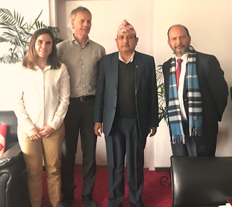 Ana Adeva-Bustos (t.v.) og Atle Harby fra Sintef, Dinesh Ghimire og Pravin Aryal fra energi- og vanndepartementet. Foto:  Sujina Shakya
